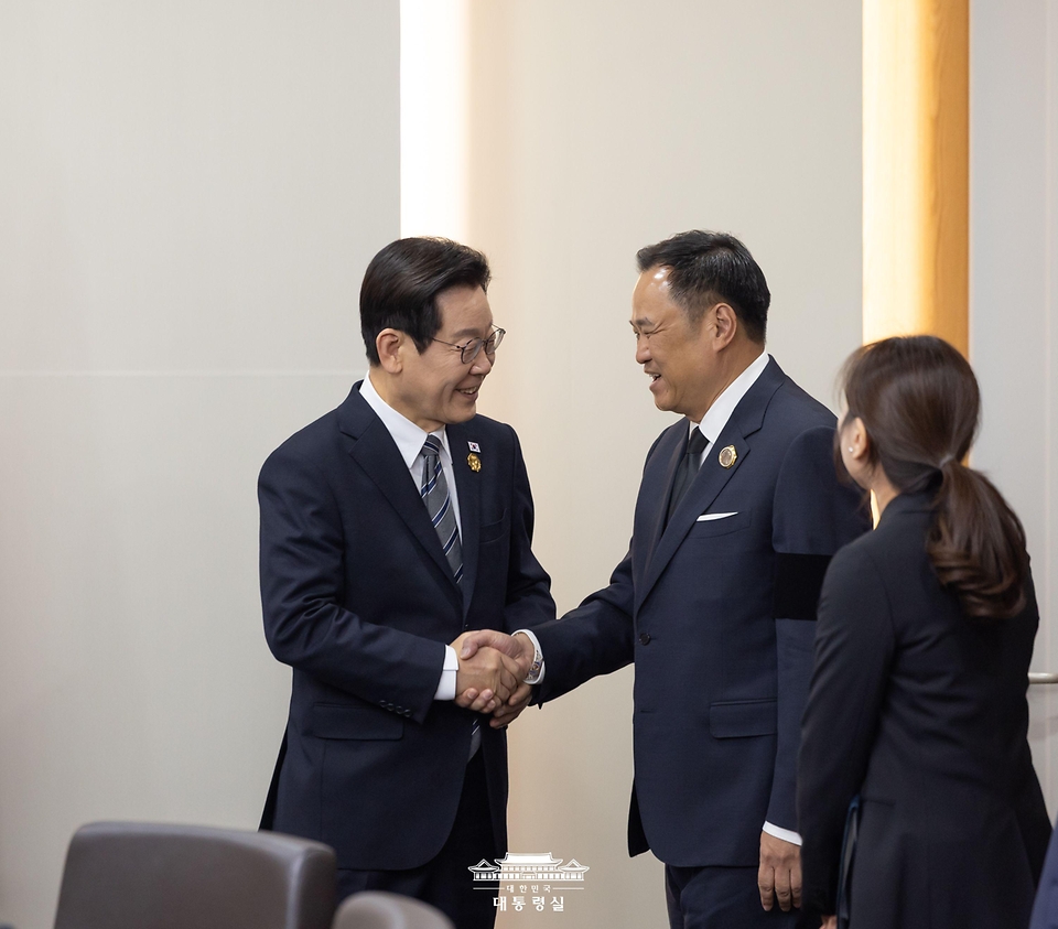 이재명 대통령과 아누틴 찬위라꾼 태국 총리가 30일 경북 경주 APEC 정상회의장에서 열린 양자회담에 앞서 악수하고 있다.