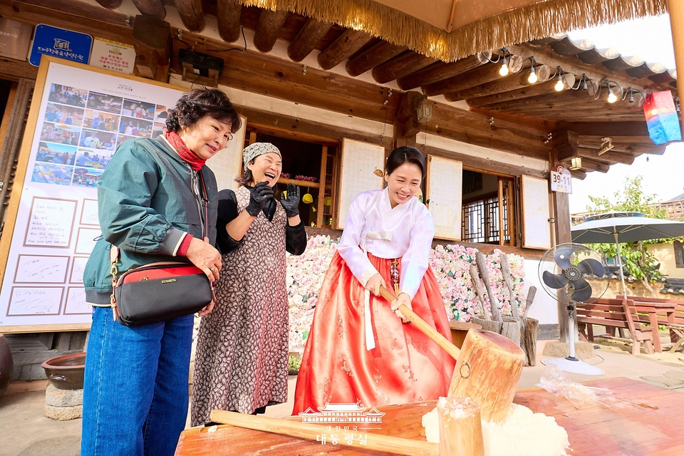 김혜경 여사가 30일 경북 경주 교촌마을을 방문해 떡메치기 체험을 하고 있다.