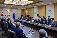 이재명 대통령과 앤소니 알바니지 호주 총리가 30일 경북 경주 APEC 정상회의장에서 열린 한-호주 정상회담을 하고 있다.
