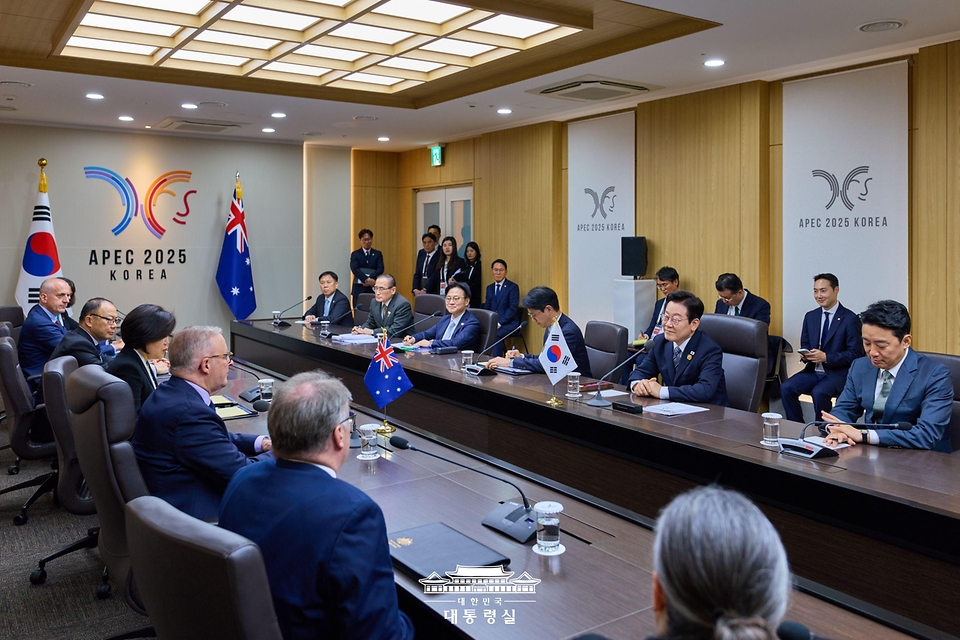 이재명 대통령과 앤소니 알바니지 호주 총리가 30일 경북 경주 APEC 정상회의장에서 열린 한-호주 정상회담을 하고 있다.