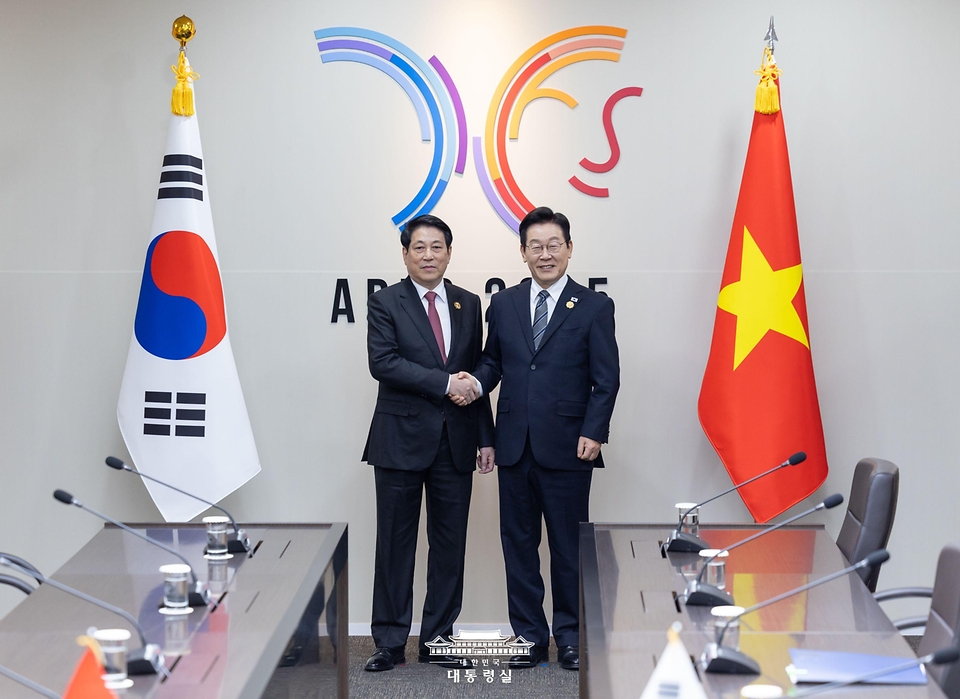 이재명 대통령과 르엉 끄엉 베트남 국가주석이 30일 경북 경주 APEC 정상회의장에서 열린 한-베트남 정상회담에 앞서 악수하고 있다.