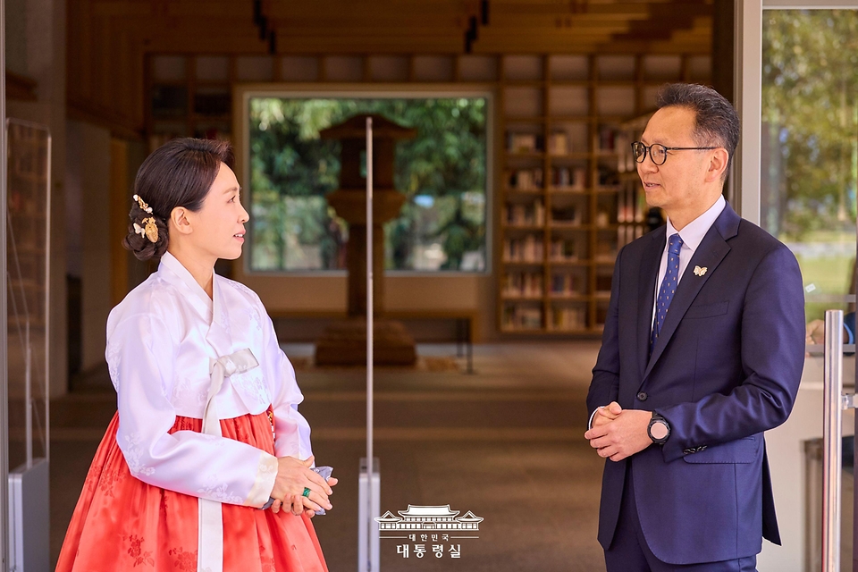 김혜경 여사가 30일 경북 경주박물관 신라천년서고에서 윤상덕 국립경주박물관장과 대화를 나누고 있다. 
