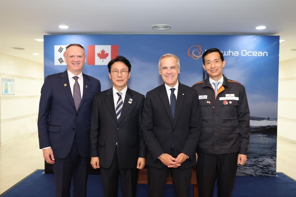 김민석 국무총리가 30일 경남 거제 한화오션 거제조선소에서 마크 카니 캐나다 총리를 만나 양국 안보·국방 분야에 관한 의견을 나누고 있다.