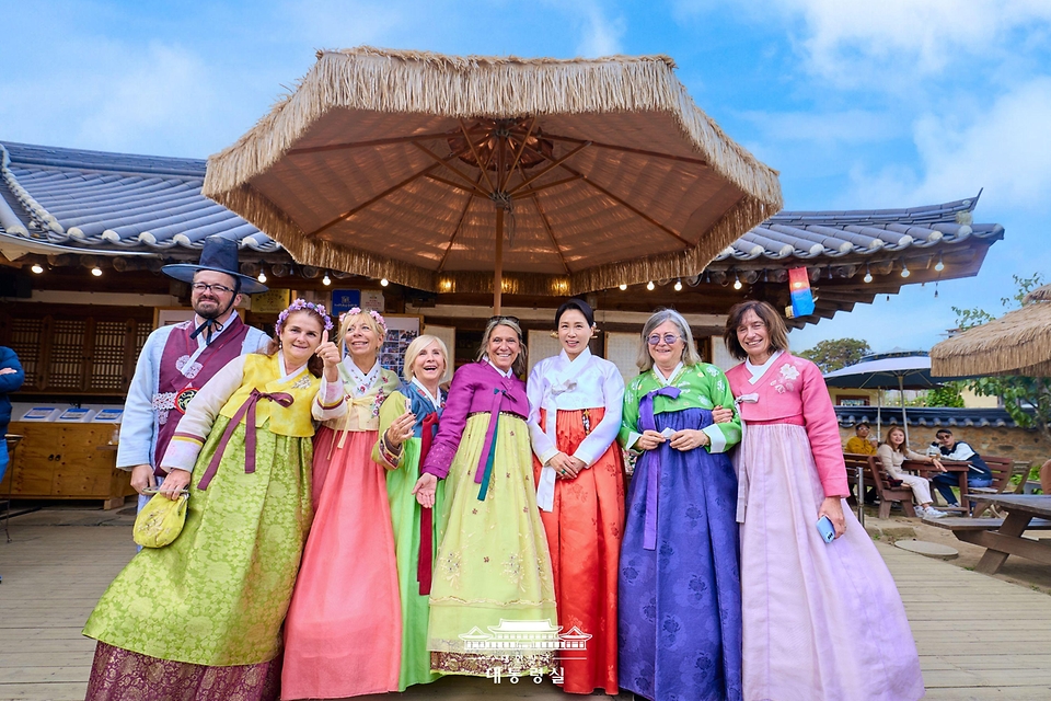 김혜경 여사가 30일 경북 경주 교촌마을을 방문해 한복을 입은 외국인 관광객들과 기념촬영을 하고 있다.