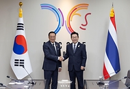 이재명 대통령과 아누틴 찬위라꾼 태국 총리가 30일 경북 경주 APEC 정상회의장에서 열린 양자회담에 앞서 악수하고 있다.