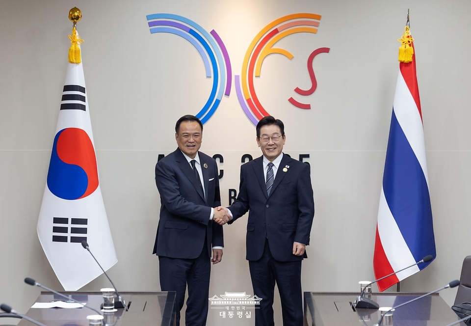 이재명 대통령과 아누틴 찬위라꾼 태국 총리가 30일 경북 경주 APEC 정상회의장에서 열린 양자회담에 앞서 악수하고 있다.