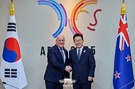 이재명 대통령과 크리스토퍼 럭슨 뉴질랜드 총리가 30일 경북 경주 APEC 정상회의장에서 열린 양자회담에 앞서 악수하고 있다.