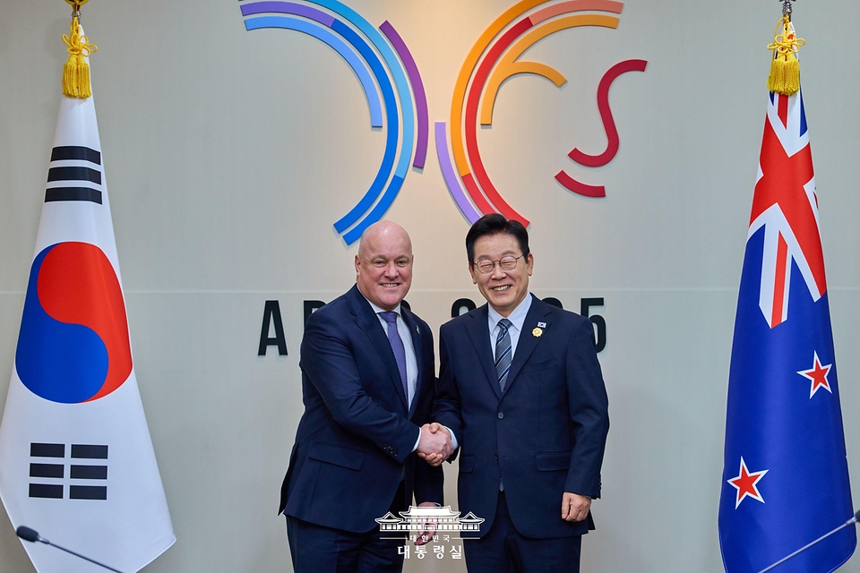 이재명 대통령과 크리스토퍼 럭슨 뉴질랜드 총리가 30일 경북 경주 APEC 정상회의장에서 열린 양자회담에 앞서 악수하고 있다.