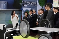 김민석 국무총리가 30일 경북 경주엑스포대공원 에어돔에 마련된 K-Tech 쇼케이스를 방문, 전시부스를 둘러보고 있다.
