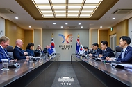 이재명 대통령과 크리스토퍼 럭슨 뉴질랜드 총리가 30일 경북 경주 APEC 정상회의장에서 열린 양자회담을 하고 있다.
