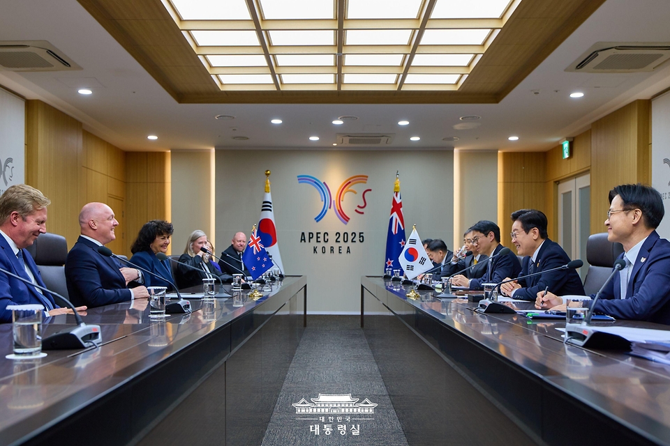 이재명 대통령과 크리스토퍼 럭슨 뉴질랜드 총리가 30일 경북 경주 APEC 정상회의장에서 열린 양자회담을 하고 있다.