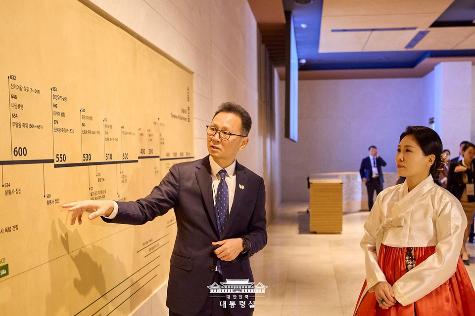 김혜경 여사가 30일 경북 경주박물관에서 윤상덕 국립경주박물관장의 해설을 들으며 신라역사관을 관람하고 있다.