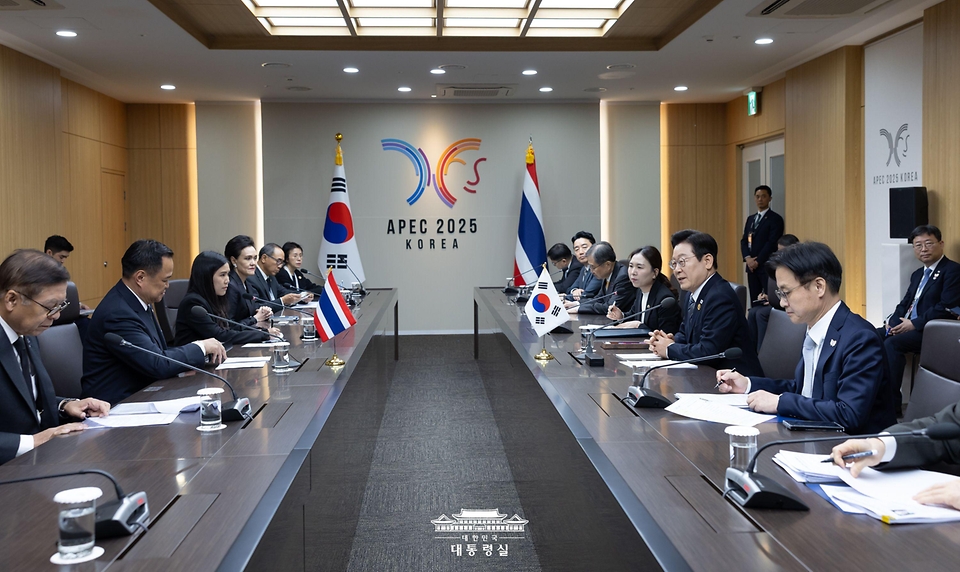 이재명 대통령과 아누틴 찬위라꾼 태국 총리가 30일 경북 경주 APEC 정상회의장에서 열린 양자회담을 하고 있다.