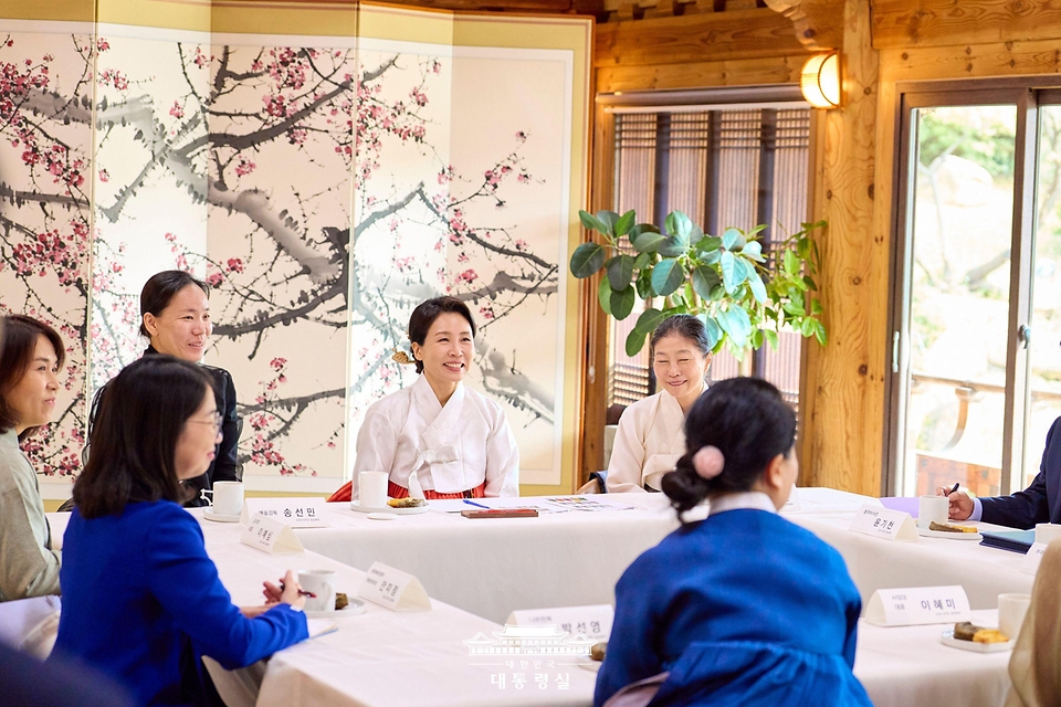 김혜경 여사가 30일 경북 국립경주박물관 내 수묵당에서 한복디자이너 차담회를 하고 있다.