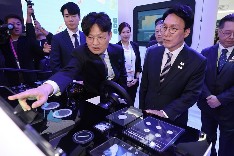 김민석 국무총리가 30일 경북 경주엑스포대공원 에어돔에 마련된 K-Tech 쇼케이스를 방문, 전시부스를 둘러보고 있다.