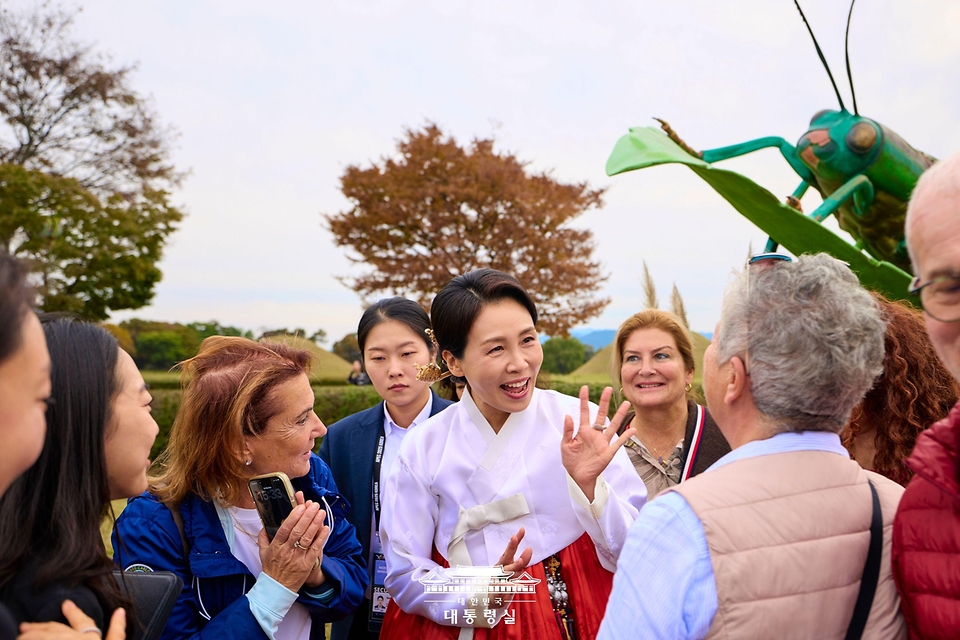 김혜경 여사가 30일 경북 경주 교촌마을을 방문해 한복을 입은 외국인 관광객들과 대화하고 있다.
