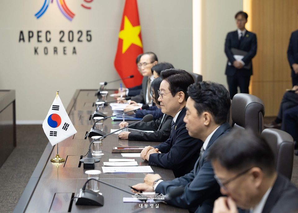 이재명 대통령과 르엉 끄엉 베트남 국가주석이 30일 경북 경주 APEC 정상회의장에서 열린 한-베트남 정상회담을 하고 있다.