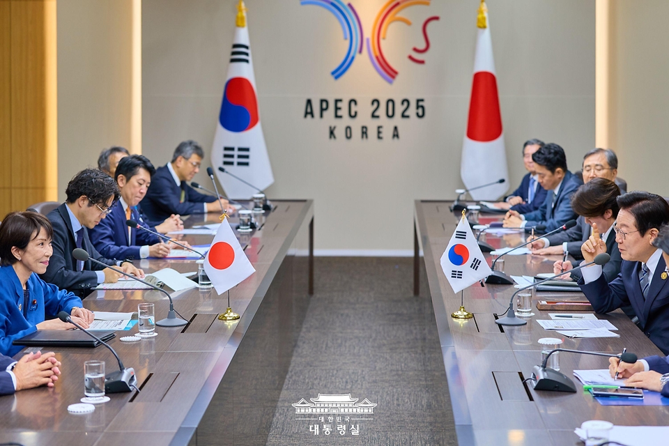 이재명 대통령과 다카이치 사나에 일본 총리가 30일 경북 경주 APEC 정상회의장에서 열린 한일 정상회담을 하고 있다.