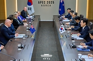 이재명 대통령과 크리스토퍼 럭슨 뉴질랜드 총리가 30일 경북 경주 APEC 정상회의장에서 열린 양자회담을 하고 있다.