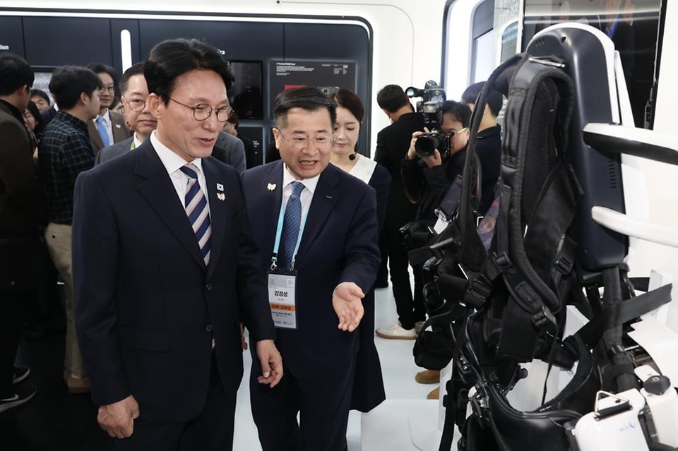 김민석 국무총리가 30일 경북 경주엑스포대공원 에어돔에 마련된 K-Tech 쇼케이스를 방문, 전시부스를 둘러보고 있다.