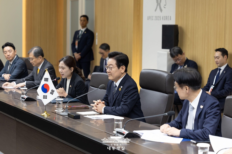 이재명 대통령과 아누틴 찬위라꾼 태국 총리가 30일 경북 경주 APEC 정상회의장에서 열린 양자회담을 하고 있다.