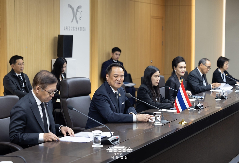 이재명 대통령과 아누틴 찬위라꾼 태국 총리가 30일 경북 경주 APEC 정상회의장에서 열린 양자회담을 하고 있다.