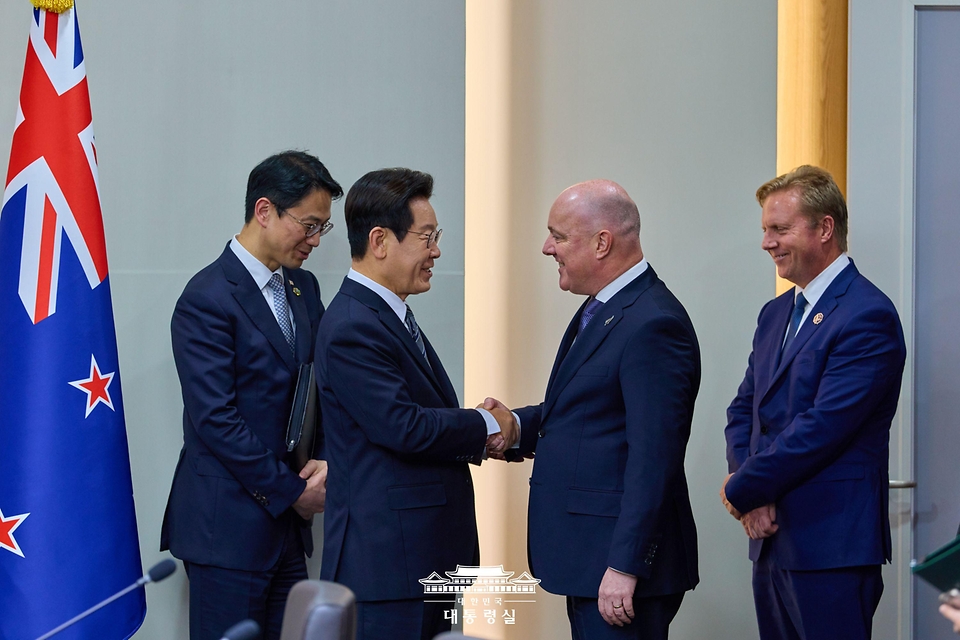 이재명 대통령과 크리스토퍼 럭슨 뉴질랜드 총리가 30일 경북 경주 APEC 정상회의장에서 열린 양자회담에 앞서 악수하고 있다.