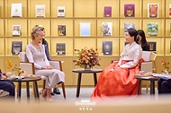 김혜경 여사가 30일 경북 경주박물관 신라천년서고에서 캐나다 총리 부인 다이애나 폭스 카니 여사와 환담하고 있다.