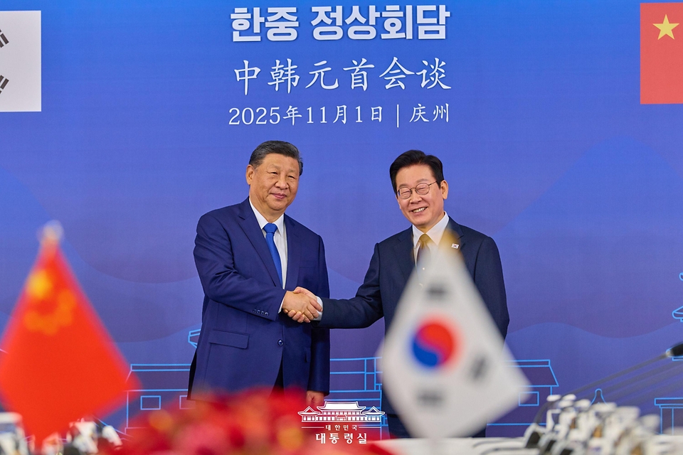 이재명 대통령과 시진핑 중국 국가주석이 1일 경북 경주시 경주박물관에서 한중 정상회담 기념촬영을 하고 있다. 