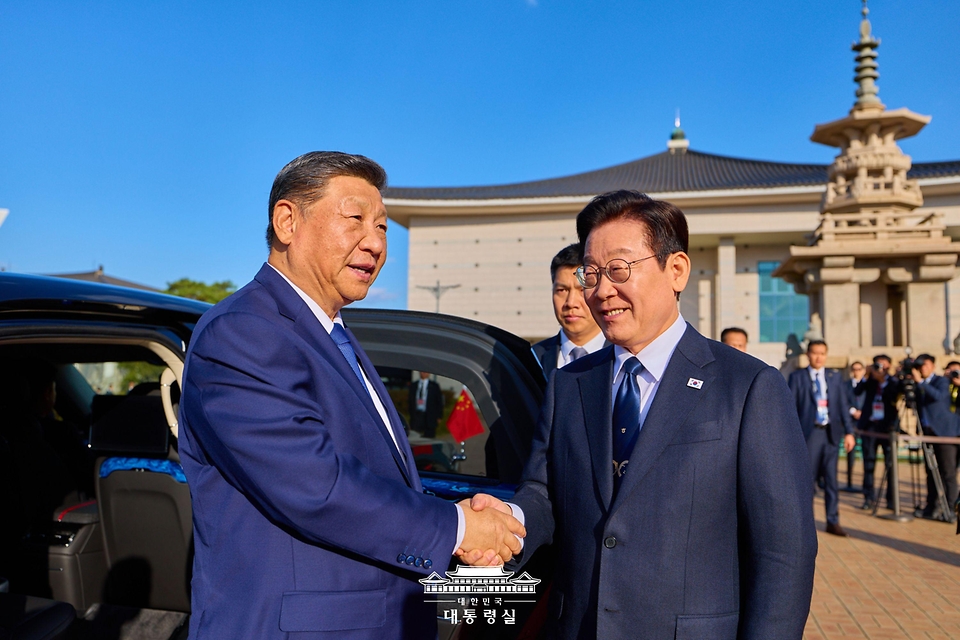 이재명 대통령과 시진핑 중국 국가주석이 1일 경북 경주시 경주박물관에서 열린 공식 환영식에서 악수를 하고 있다. 