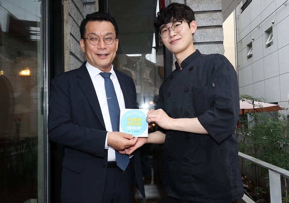 한순기 행정안전부 지방재정경제실장이 16일 오전 민생회복 소비쿠폰 1차 지급을 앞두고 대구광역시 북구에 위치한 지역사랑상품권 가맹점을 방문해 민생회복 소비쿠폰 가맹점 스티커 부착 및 홍보물 배부를 하고 있다.