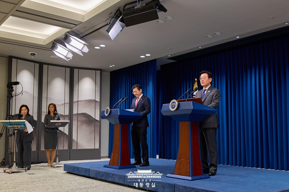 이재명 대통령과 로렌스 웡 싱가포르 총리가 2일 서울 용산 대통령실 청사에서 공동언론발표를 하고 있다.