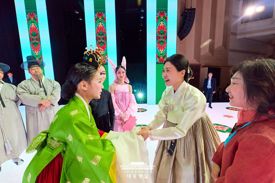 김혜경 여사가 1일 경북 경주시 엑스포대공원 문화센터를 찾아 2025 아시아태평양경제협력체(APEC) 계기로 공연을 펼친 전통연희극 '단심' 예술단원들을 격려하고 있다.