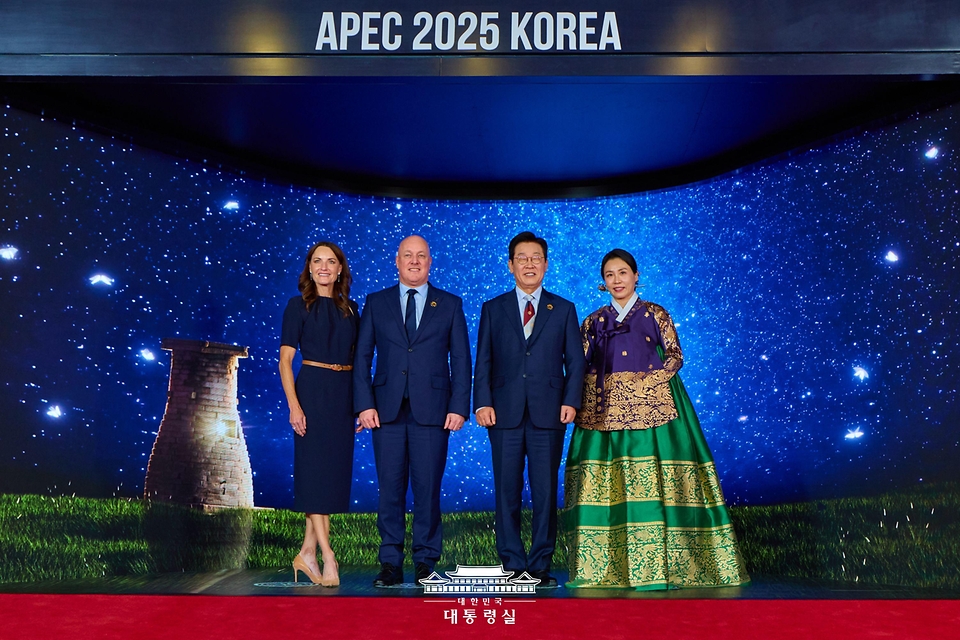 이재명 대통령과 김혜경 여사가 31일 경북 경주시 라한셀렉트호텔에서 열린 2025 아시아태평양경제협력체(APEC) 정상회의 만찬에서 크리스토퍼 럭슨 뉴질랜드 총리와 아만다 럭슨 여사와 기념촬영을 하고 있다.