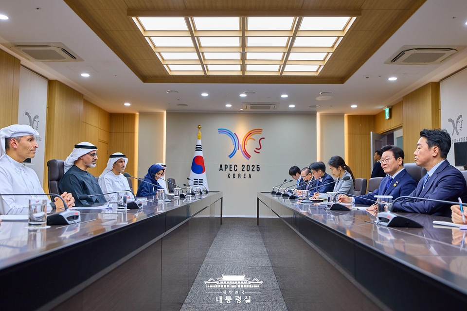 이재명 대통령이 31일 경북 경주 화백컨벤션센터(HICO)에서 칼리드 빈 모하메드 알 나흐얀 UAE 아부다비 왕세자와 면담을 하고 있다.