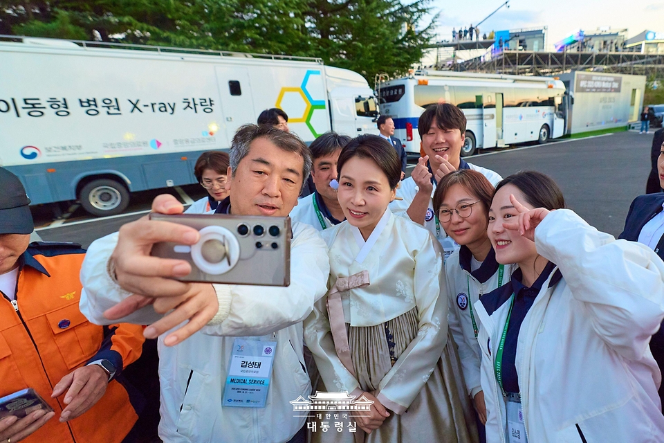 김혜경 여사가 1일 경북 경주시 경주화백컨벤션센터(HICO) 인근 2025 아시아태평양경제협력체(APEC) 응급의료 행정본부를 찾아 관계자들과 기념촬영을 하고 있다.