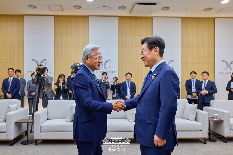 이재명 대통령이 31일 경북 경주화백컨벤션센터(HICO)에서 젠슨 황 엔비디아 최고경영자(CEO)와 면담 하기 전 악수하고 있다.