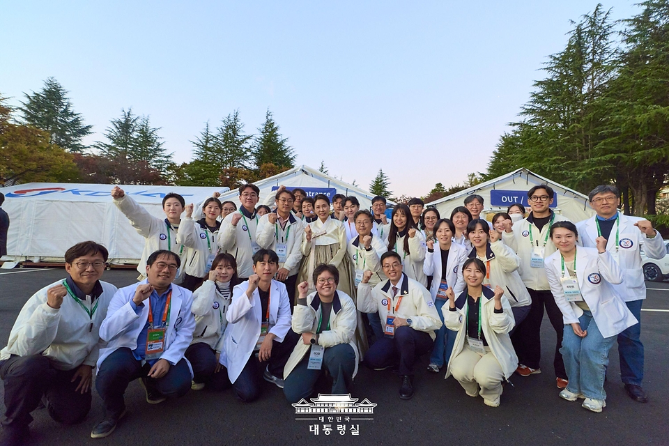 김혜경 여사가 1일 경북 경주시 경주화백컨벤션센터(HICO) 인근 2025 아시아태평양경제협력체(APEC) 응급의료 행정본부를 찾아 관계자들과 기념촬영을 하고 있다.
