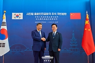 이재명 대통령과 시진핑 중국 국가주석이 1일 경북 경주시 경주박물관에서 한중 정상회담 기념촬영을 하고 있다.