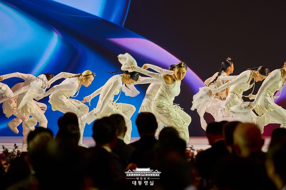 31일 경북 경주시 라한셀렉트호텔에서 열린 2025 아시아태평양경제협력체(APEC) 정상회의 환영 만찬에서 문화 공연이 진행되고 있다.