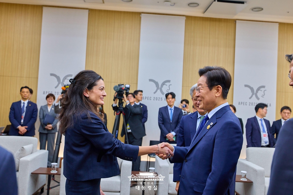 이재명 대통령이 31일 경북 경주화백컨벤션센터에서 열린 젠슨 황 엔비디아 최고경영자와의 면담에서 딸인 메디슨 황 마케팅 담당 수석 이사와 악수하고 있다.