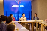 김혜경 여사가 1일 2025 아시아태평양경제협력체(APEC) 자원봉사자 숙소인 경북 경주시 하운드호텔을 찾아 봉사자들을 격려하고 있다.