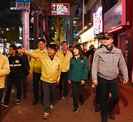 김광용 행정안전부 재난안전관리본부장은 핼러윈 데이를 맞아 1일 서울 마포구 홍대 일대를 방문해 경찰·지자체 등 관계기관으로부터 안전관리 대책을 청취하고, 클럽거리 등 인파 밀집 예상 구역의 안전관리 상황을 점검하고 있다.