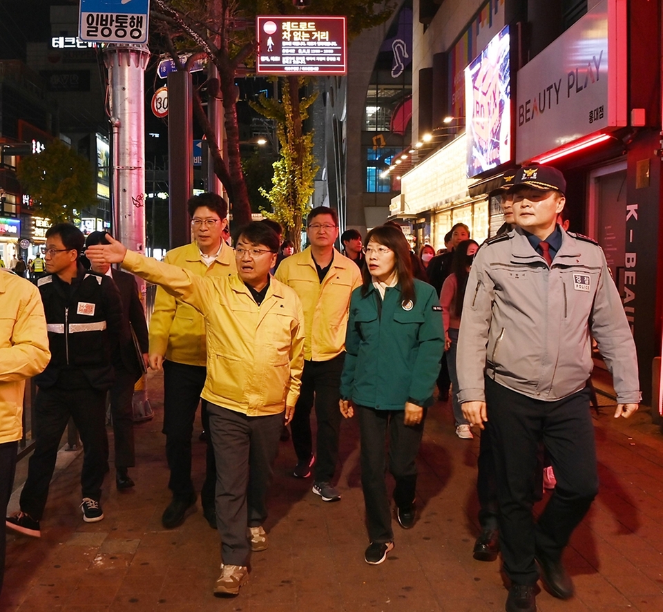 김광용 행정안전부 재난안전관리본부장은 핼러윈 데이를 맞아 1일 서울 마포구 홍대 일대를 방문해 경찰·지자체 등 관계기관으로부터 안전관리 대책을 청취하고, 클럽거리 등 인파 밀집 예상 구역의 안전관리 상황을 점검하고 있다.