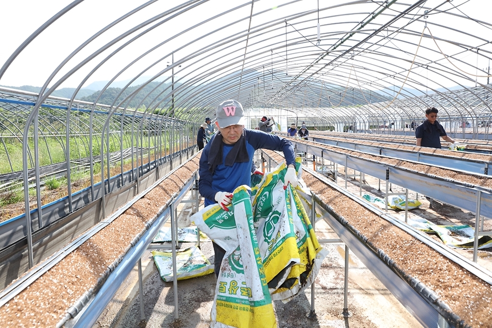 안준호 행정안전부 지방자치인재개발원 원장과 장기교육생 100여 명이 27일 오전 경상남도 산청군을 방문하여 수해복구 자원봉사 활동을 하고 있다.