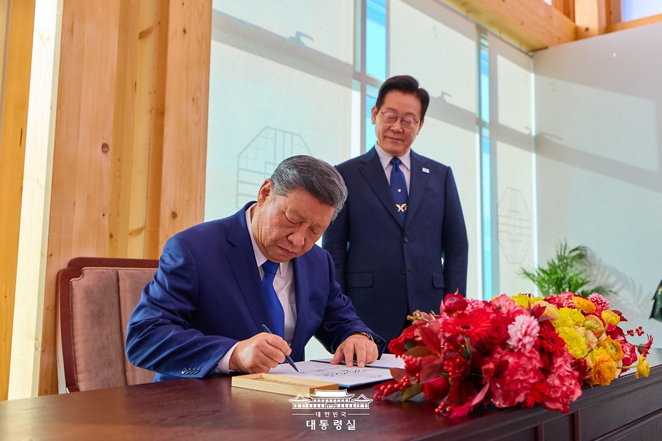 시진핑 중국 국가주석이 1일 경북 경주시 경주박물관에서 열린 공식 환영식에서 방명록을 작성하고 있다.