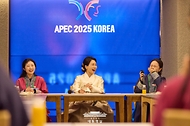 김혜경 여사가 1일 2025 아시아태평양경제협력체(APEC) 자원봉사자 숙소인 경북 경주시 하운드호텔을 찾아 봉사자들을 격려하고 있다.