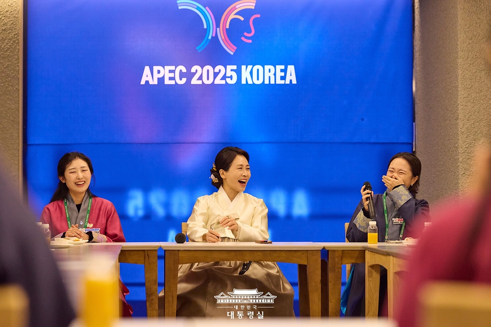 김혜경 여사가 1일 2025 아시아태평양경제협력체(APEC) 자원봉사자 숙소인 경북 경주시 하운드호텔을 찾아 봉사자들을 격려하고 있다.