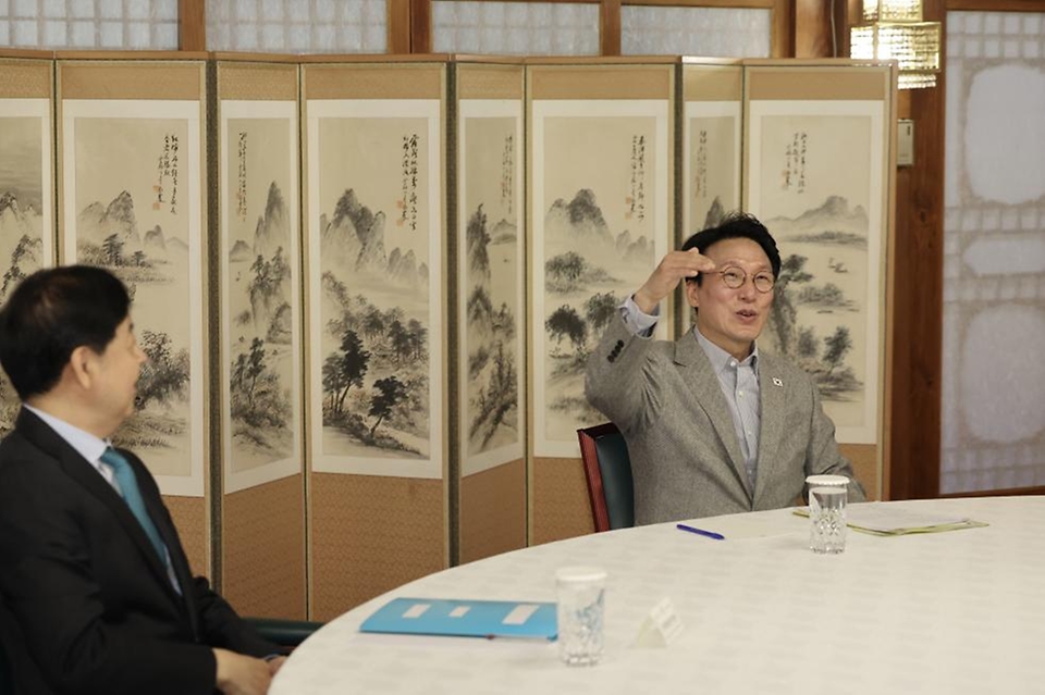 김민석 국무총리가 2일 삼청동 총리서울공관에서 열린 제2회 3+알파(α) 회의를 주재하고 있다.