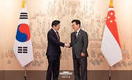 이재명 대통령과 로렌스 웡 싱가포르 총리가 2일 서울 용산 대통령실 청사에서 한-싱가포르 정상회담 기념촬영을 하고 있다.